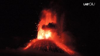 Un volcan, ça crache et ça fume